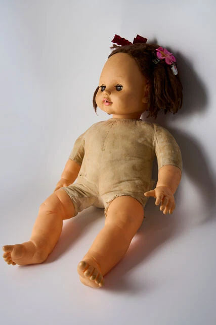 滋賀県の介護施設にあった人形・チャーミー。可愛がっている入居者が次々に亡くなったそう。田中さんの友人の母親も魅入られてしまった。田中さんはイベントなどに連れていくビジネスパートナーとして、「家に帰ったら『お疲れ様でした、今日もありがとうございました』って言っています」と適度な距離を保っている（写真：西邑秦和）