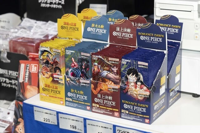 The hugely popular ‘ONE PIECE Card Game’ was also on display in front of the cash register.
