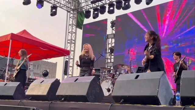 インドでのデビューライブの様子