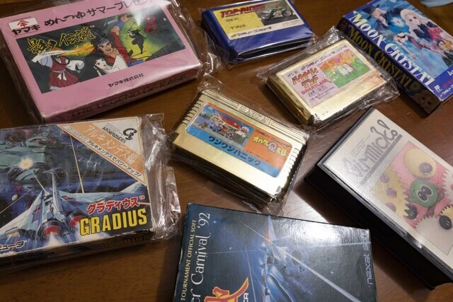 フジタ氏の所有するプレミアカセットの一部。箱・説明書付きの『グラディウス アルキメンデス編』や『オバケのQ太郎 ワンワンパニック』ゴールドカセットなど、世にほぼ出回らない貴重な逸品ばかり