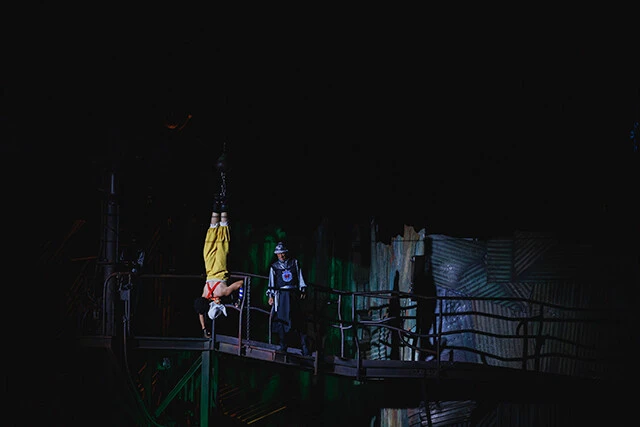 Look who's upstage...!