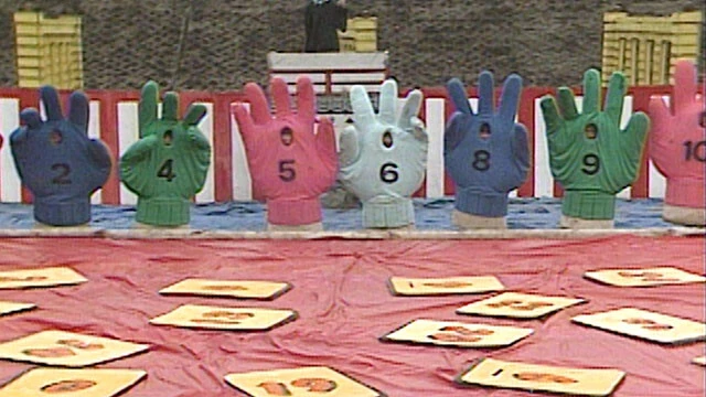 手の形をした巨大な着ぐるみを着て取り札を取る「カルタでお勉強」。読み手は主に城みちるさんが務めた