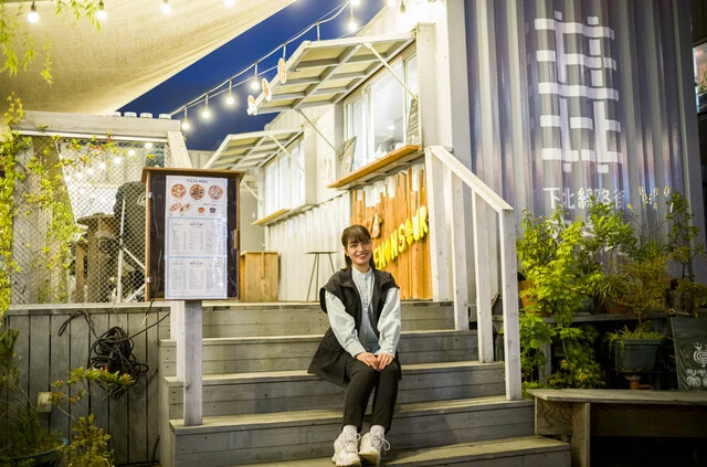 モリサワさんは、小田急線の線路跡地「下北線路街」で「空き地カフェ」とイベントスペースも運営。店長の森井マキさんと