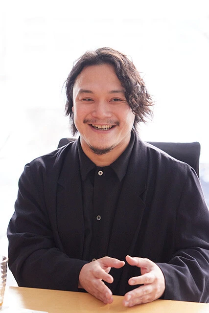 若手の映像作家としてピンク映画も撮ってきた横山翔一監督。その現場とエロ本編集部にはやはり重なるものがあったという