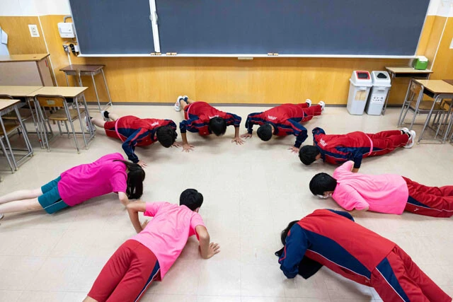 SASUKE同好会の部活動の様子。SASUKE甲子園の1回戦の種目である「おんぶリレー」や「手押し車」の対策も