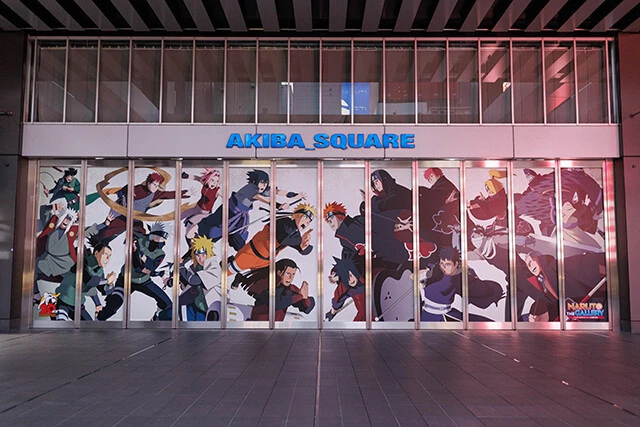 絶賛開催中の『NARUTO THE GALLERY』。入場口のすぐ横では巨大なビジュアルが出迎えてくれる