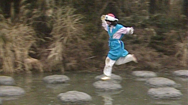 飛び石を使って向こう岸まで渡る名物ゲーム「竜神池」。石の半数はダミーなので、沈む前に走り切る勢いが重要