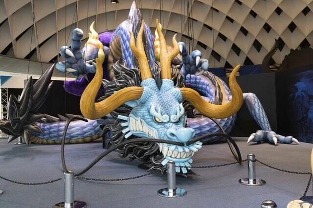 Kaido in his gigantic dragon form. It is so lifelike that it feels as though he could attack at any moment!