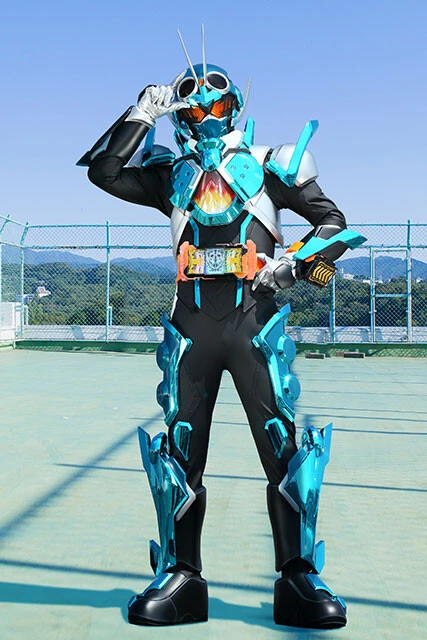 『仮面ライダーガッチャード』人工生命体・ケミーと出会った高校生の一ノ瀬宝太郎が、仮面ライダーガッチャードに変身。錬金術を学びながら、解放されたケミーたちと友達になるため奮闘する。毎週日曜午前9時よりテレビ朝日系で放送中