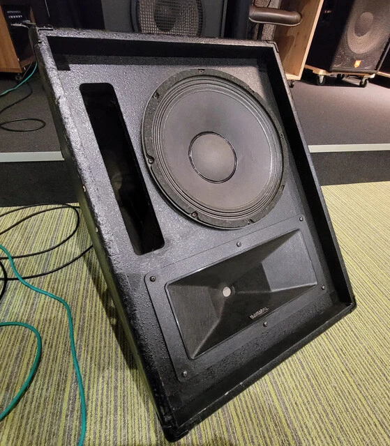 「玉田君のドラムの音が鳴るスピーカーは、彼が成長した後に披露するヌケの良いリムショット（スネアドラムのふちを叩くドラム奏法のひとつ）を味わってもらうため『アルテック937』のマンタレーホーンを使用しました」（近兼氏）