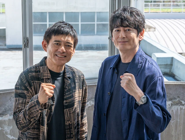 ボケ担当の博多華丸（左）とツッコミ、ネタ作り担当の博多大吉（右）