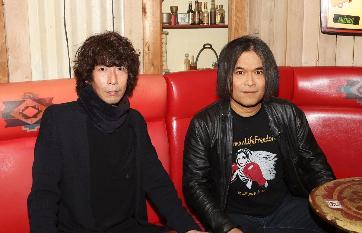 兵庫の猫たちが名曲「満月の夕」を大合唱！　話題の創作童話『かなしきデブ猫ちゃん』の作者とソウル・フラワー・ユニオンのフロントマンが語る、「よそ者」として書くこと、歌うこと。【中川 敬×早見和真　前編】