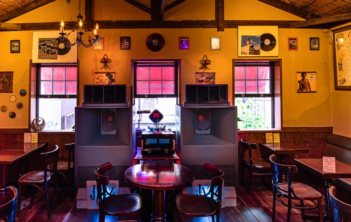 「ジャズの街」としても知られる神戸の南京町にあるジャズ喫茶「M&M」(兵庫県神戸市中央区栄町通2-7-3 2F)