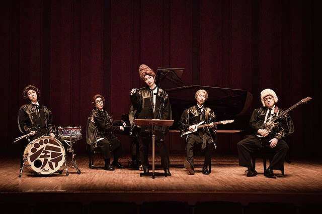 2017年に番組の企画で結成された5人組バンド、ジェニーハイ。メンバーは右からくっきー!、川谷絵音、中嶋イッキュウ、新垣隆、そして小籔千豊