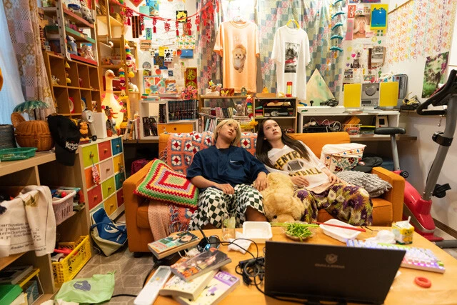 ちさと・まひろの“ゆるふわな会話”の中には、金欠生活を送る若い人たちのしんどさをのぞかせる場面も　(c)2023「ベイビーわるきゅーれ2」製作委員会