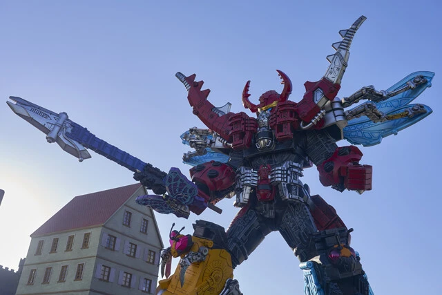 リアルな風景の構築が、巨大ロボが活躍するスーパー戦隊シリーズの世界にリアリティを与える。これぞ特撮の醍醐味だ。©テレビ朝日・東映AG・東映