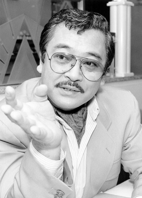 インタビューに答える山城新伍さん＝89年3月（写真：共同）