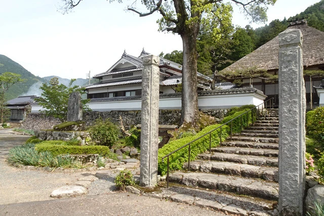 氷上町にある大寺院「達身寺」。織田信長より丹波攻めの命を受けた明智光秀が攻めたと言われている。平安・鎌倉期の仏像が80躯余りあり、そのうち12体は重要文化財に指定されている