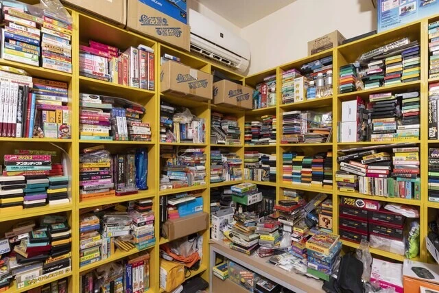 5か所あるというフジタのゲーム倉庫の一件。ファミコンソフトだけでなく、ゲーム機本体や周辺機器が雑多に並ぶ。ゲーム好きにとっては夢のような空間だ