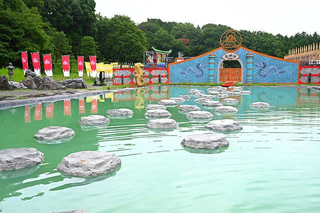 昭和版でもおなじみの「竜神池」。緑色の水は入浴剤で着色されていたそうで、半魚人役で潜んでいた春日さんによれば、いい香りがして快適だったとか