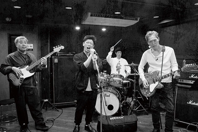 3日目のオープニングアクトは、『ざっくりYouTube』のメンバー、千原ジュニア、小籔千豊、後藤輝基、岩尾望で結成したバンド「バレンシアガ」が務める