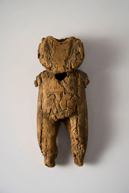 琵琶湖に浮かぶ竹生島で見つかった木の人形・水月。中身は空洞で呪詛を書いた紙などを入れたと考えられている。霊感のある知人が見た際には、急にみぞおちが痛みだす霊障に襲われた（写真：西邑秦和）