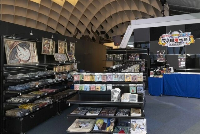 Other than T-shirts, which are typical summer products, there are a wide variety of items such as jigsaw puzzles, acrylic items, stationery, etc. on sale.