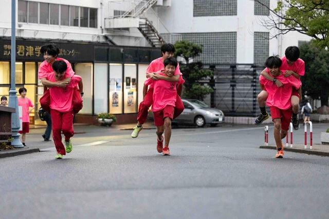 SASUKE同好会の部活動の様子。SASUKE甲子園の1回戦の種目である「おんぶリレー」や「手押し車」の対策も