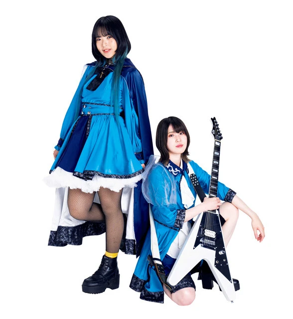 『HAGANE』のボーカル・Uyu（左）とギター・Sakura（右）