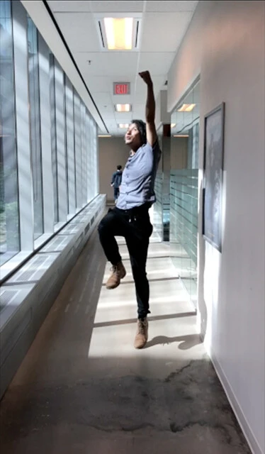 自身で動いた様子を公園やスタジオ内で撮影し、手付けアニメーションに生かす