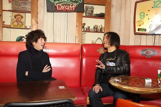 「地方紙と手を組んでいきたい」と話す早見氏(左)。「沖縄編、北海道編、広島編、長崎編も読みたい」と語る中川氏