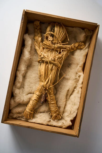 修験道の人の家にあった藁人形。不動明王の札が貼ってある木箱に入っており、見つけた古道具屋の主人は、鼻血が止まらなくなったため、田中さんに引き取りをお願いしたそう（写真：西邑秦和）