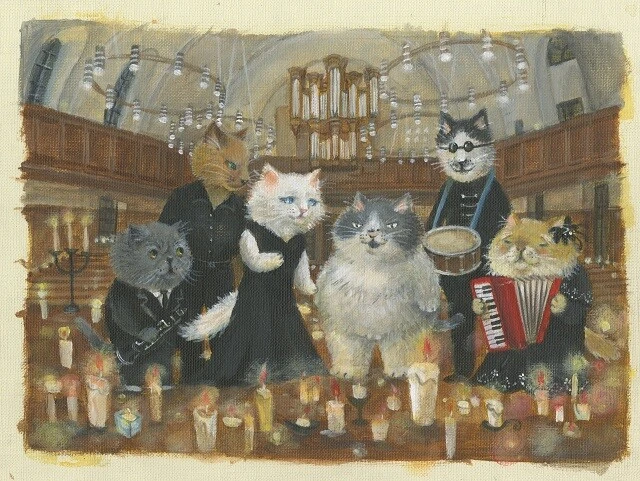 「満月の夕」を演奏する兵庫の猫たちと主人公のデブ猫「マル」。『かなしきデブ猫ちゃん マルのはじまりの鐘』より