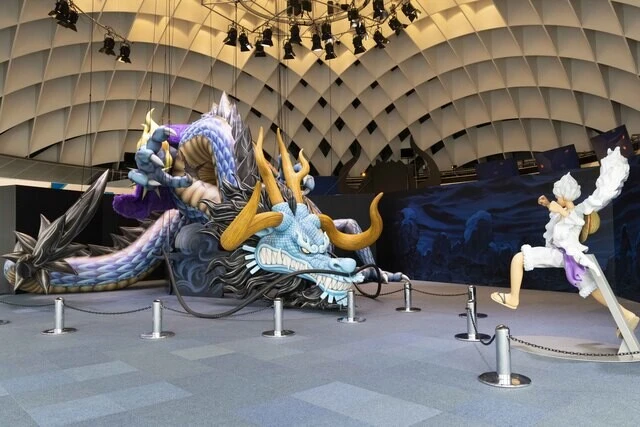 Luffy in Gear 5 (Fifth) and the head of Kaido in dragon form are made of non-flammable polyurethane resin, while Kaido's long torso is made of a special balloon.