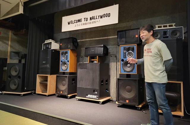 「ヱビスシネマ。」のシアター。スクリーンの裏には支配人の近兼拓史氏（右）がこだわりぬいた数々のスピーカーが設置してある