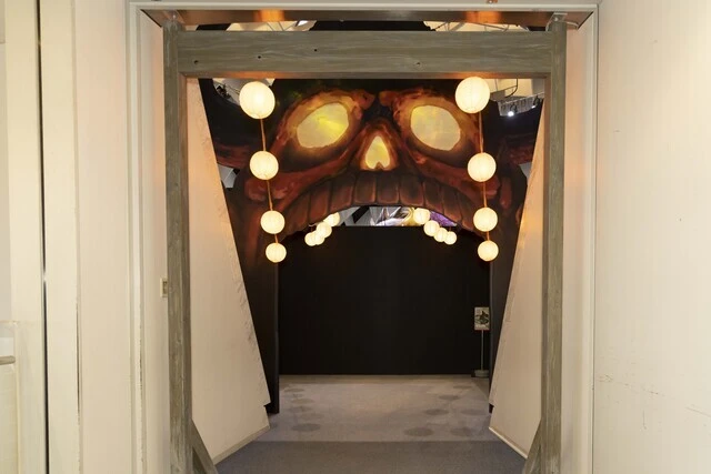 The skull awaits visitors with its mouth open wide. It's full of atmosphere.