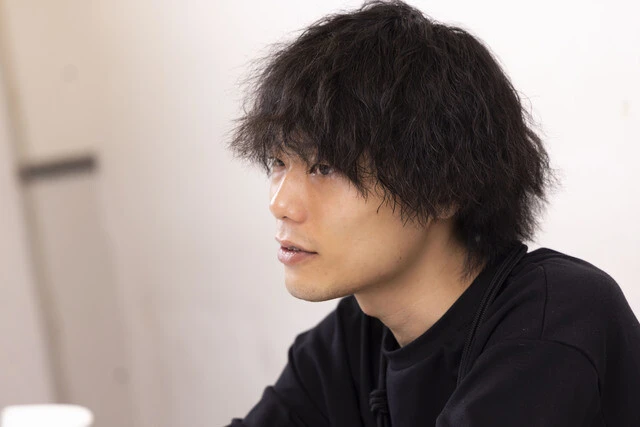 「片方がブレーン、片方がポンコツみたいなコンビで、ブレーンがきっちりやって売れるというパターンもありますけど、ウチは両方が考えるタイプ。擦り合わせてもしゃーない時もあるから、感覚でやっていくのが一番モメないんです」