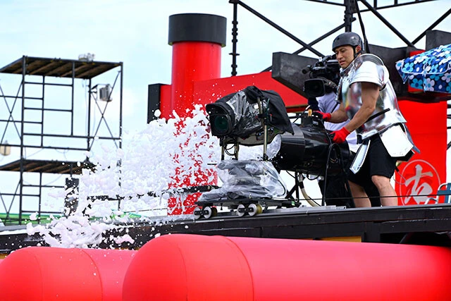 泡が噴き出る機械で挑戦者を邪魔したり、ゲームを体験したり、大活躍する春日さんの雄姿は必見！