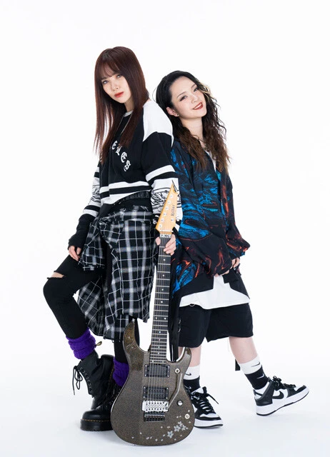 『NEMOPHILA』のギター・SAKI（左）とボーカル・mayu（右）