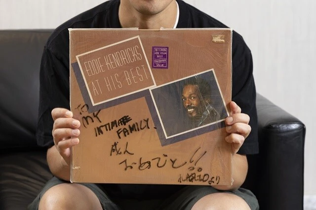 「とっておきの1枚を」とのリクエストでお持ちいただいたエディ・ケンドリックスのベスト盤。「うどん屋の店長から20歳の誕生日にプレゼントしてもらいました。DJはこういう文化があるからカッコいいんですよ」