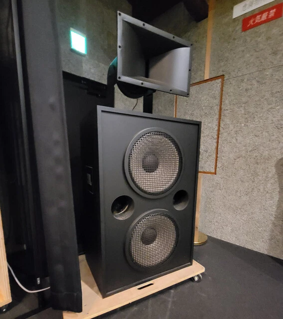 「大君のサックスの音が鳴るスピーカーは効率100db以上で図太い音を叩き出す『JBL 4638』（下）とアタック（音の出だしの勢い）の強いコンプレッションドライバーの『JBL 2446H』（上）を組み合わせました」（近兼氏）