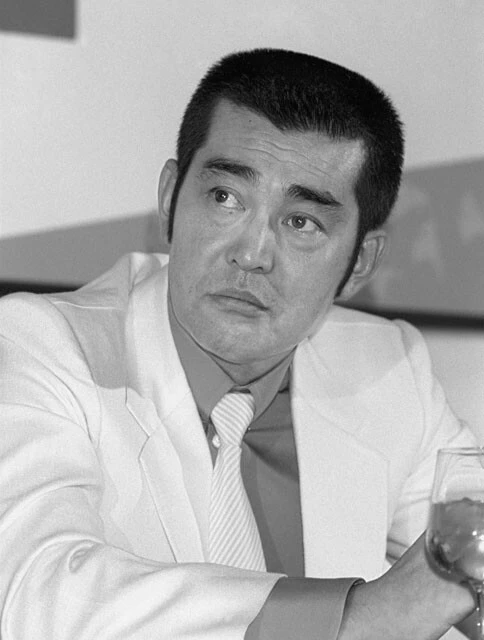 ドラマ「私鉄沿線97分署」の制作発表での渡哲也さん＝84年8月（写真：共同）