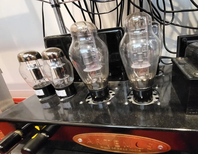 宮本大（サックス）の音の強調を担当する真空管『PSVANE（プスヴァン）300B』（右の大きいふたつの電球）。「大君のテナーサックスは個性的で音がでっかくて、それでいてエモーショナル。その強烈さを表現するため、いい意味で粗削りでパワフルな音になる真空管をチョイスしました。それを、効率を重視して反応速度にこだわった自作アンプに組み合わせました」（近兼氏）