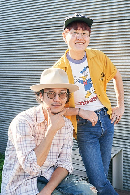 謎の7人組バンド、ウルトラ寿司ふぁいやーのツインボーカルのしょーりん（左）とJぺいに直撃インタビューを敢行した！