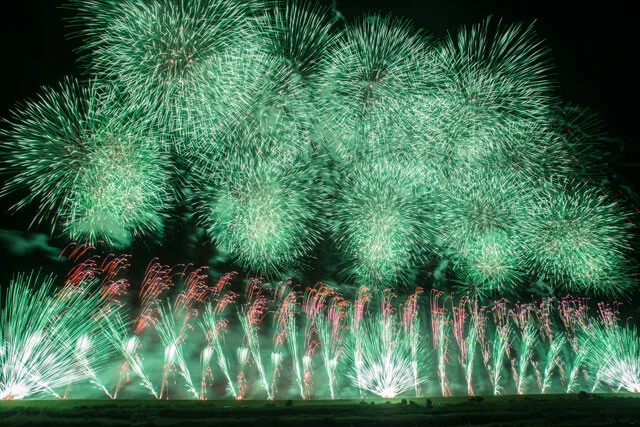 マルゴーが過去に打ち上げた花火。8月7日の花火の日には、「神明の花火大会」がマルゴーの地元で行なわれる