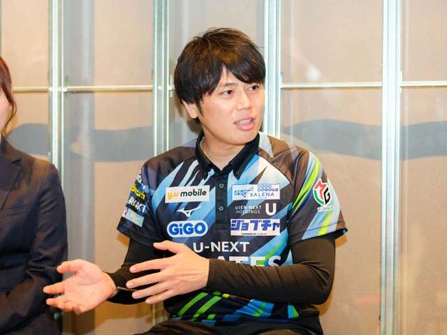 囲み取材で本イベントについて力説する仲林選手と松本リポーター