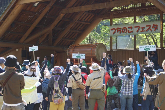 東白川村の人口が2000人ほどなのに対し、開催日には2000人以上の参加者が会場に押し寄せた!