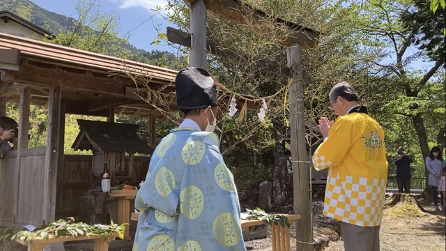 槌の子神社での神事に参加する今井村長（写真右）