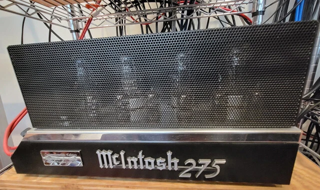 玉田俊二（ドラム）の音の強調を担当する真空管はデンマーク製の『KT88』（ケース内の電球）。「初心者の玉田君は成長の過程を感じさせる音響を組む必要がありました。聞いただけで演奏のミスと成功が観客にもはっきりと認識できるようなわかりやすい音が鳴るよう、あえて没個性的な真空管を使用し、パワーとキレのあるMcintosh（マッキントッシュ）の275アンプにセットしました」（近兼氏）