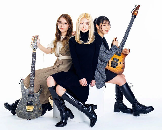 Hazuki(Gt.左)、Kotono(Vo.中)、Li-sa-X(Gt.右)